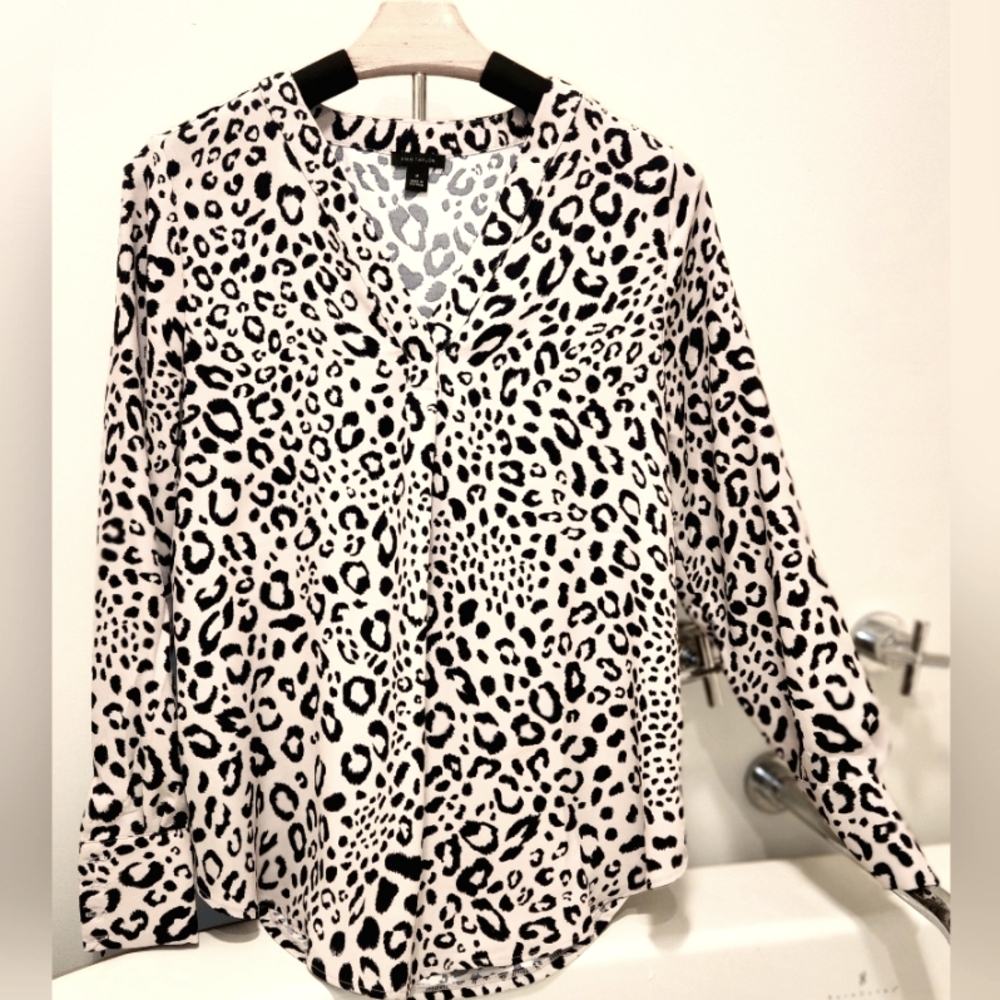 Ann Taylor Ivory Black Leopard Print Blouse sz M 👚 Long Sleeve V-Neck Washable